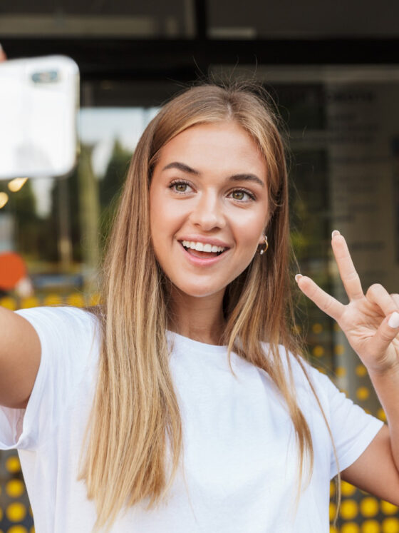 chica se toma un selfie con un teléfono inteligente