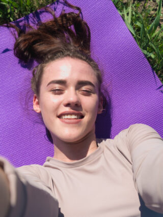 chica se toma un selfie