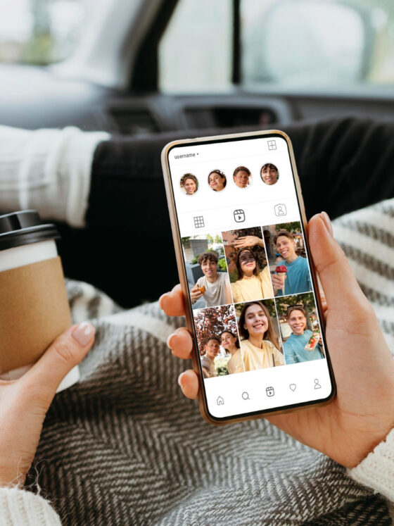 Chica mirando su perfil de Instagram en el teléfono