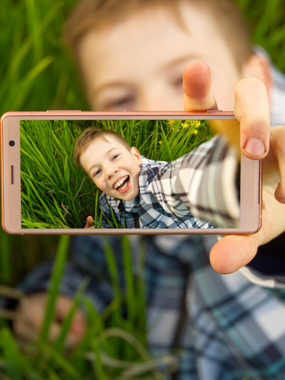 un niño se toma un selfie